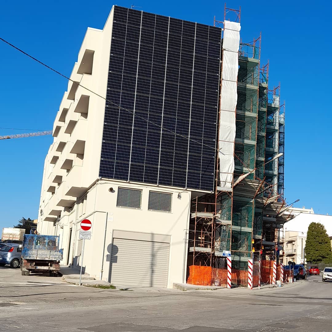 Detalle real de instalación fotovoltaica con módulos monocristalinos, estructura K2 y cableado en cubierta