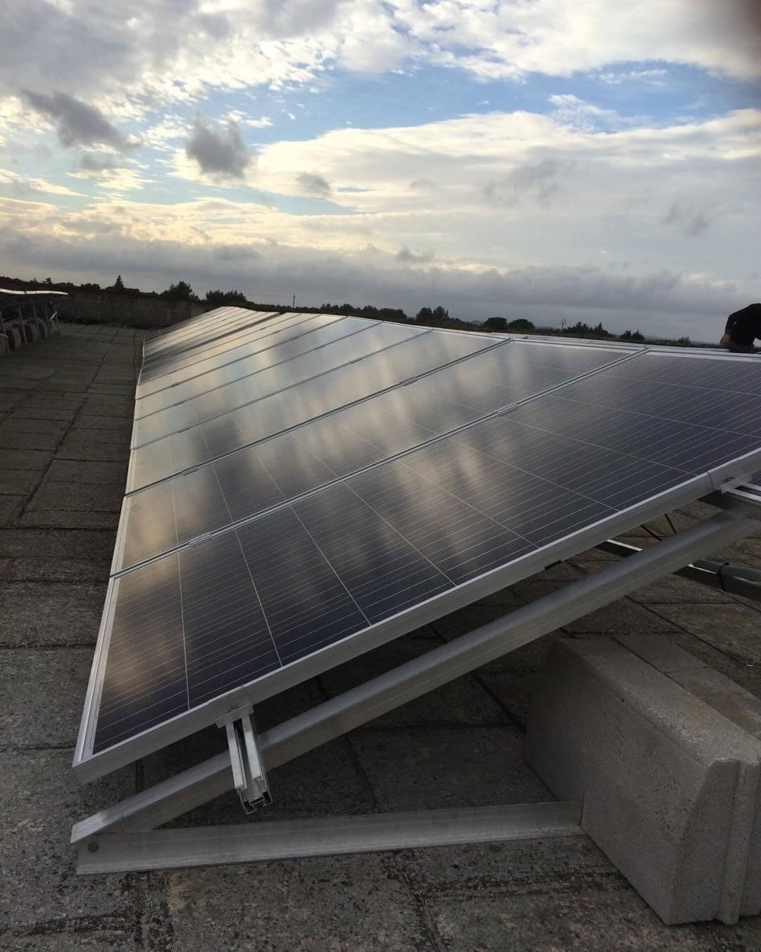 Paneles solares PERC con capa reflectora trasera